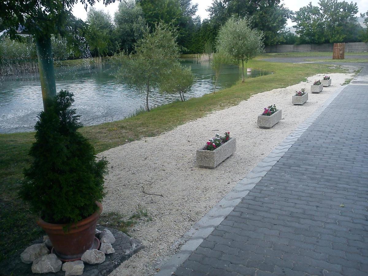 Grante Motel Эстергом Экстерьер фото